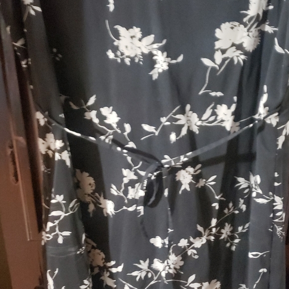 The limited v neck form fitting summer dress - Picture 2 of 4